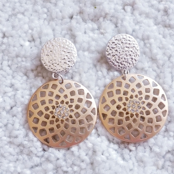 NWT NECKLACE AND EARRINGS SET - Picture 2 of 3